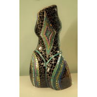 Vrouwentorso 3D in mozaïek  zwart, goud, turkoois, groen 